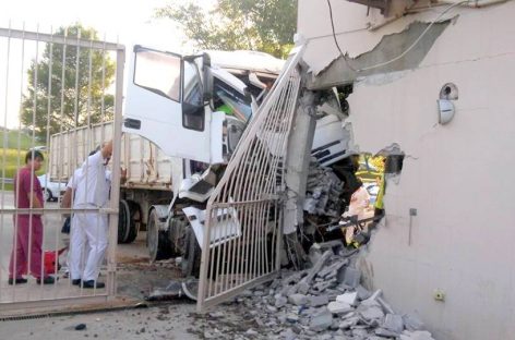 Pudo ser tragedia: un camión se incrustó en una pinturería en la entrada de Escobar