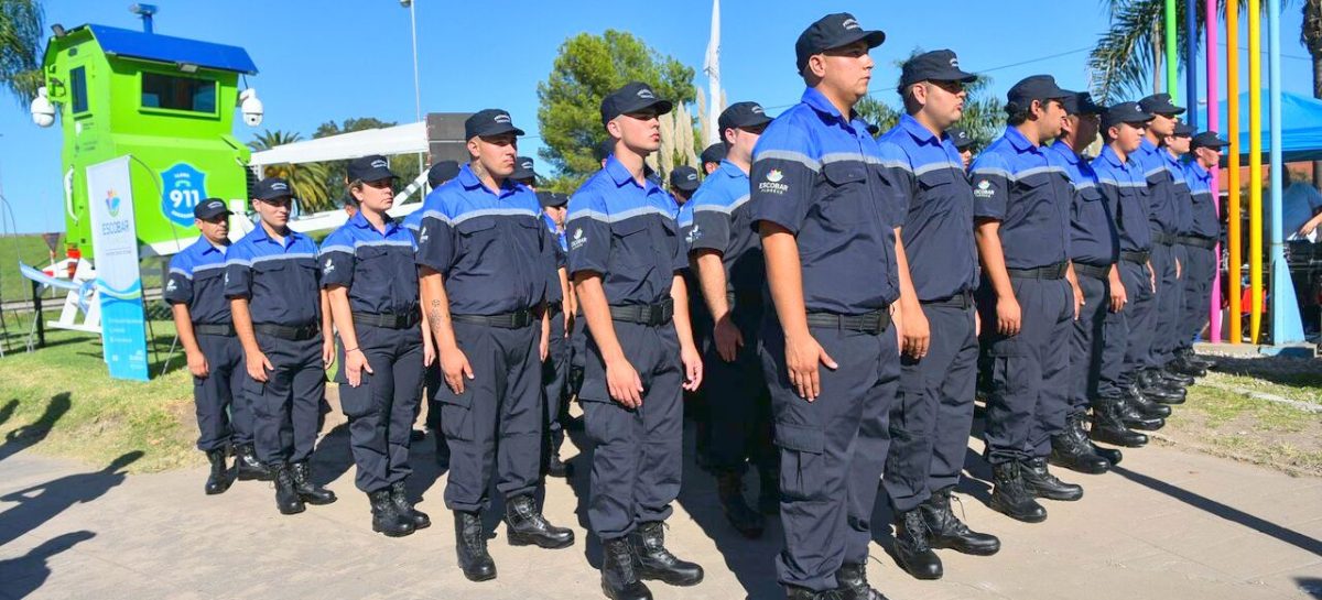 Seguridad: El intendente presentó a 50 nuevos agentes preventores, cinco móviles cero kilómetro y una torre de monitoreo