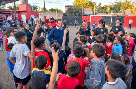 Ariel Sujarchuk recorrió clubes de barrio que realizan mejoras en sus instalaciones gracias al Fondo Municipal de Promoción del Deporte