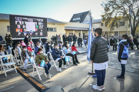 Emotivo acto de promesa a la bandera junto a alumnos y alumnas de 4° grado en la Escuela 5 de Garín