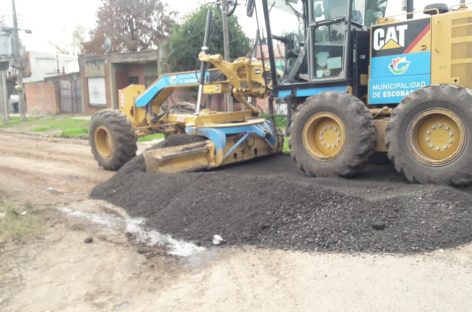 Se intensifican las obras de mejora de calles y mantenimiento del espacio público en todo el distrito