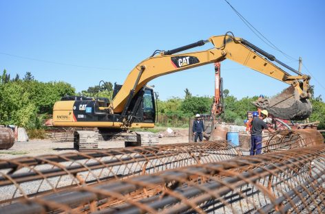 Continúa la construcción del puente vial sobre el arroyo Garín y la pavimentación de la calle Independencia en Ingeniero Maschwitz