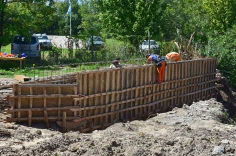 Intensifican la construcción del puente vial sobre el arroyo Garín y la pavimentación de la calle Independencia en Maschwitz