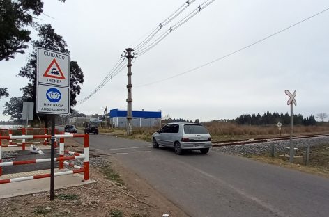 Paso a nivel sin barreras de calle Del Caballito Blanco: 8 de cada 10 automovilistas cruzan sin mirar si está por pasar un tren