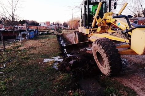 Espacio Público: siguen adelante las obras de perfilado, zanjeo y limpieza en distintas localidades del distrito