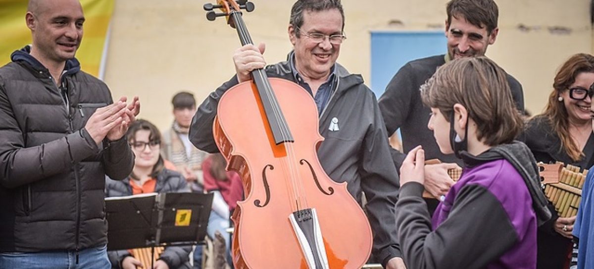 Beto Ramil y Tristán Bauer entregaron instrumentos a la orquesta municipal Tunquelén