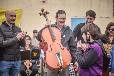 Beto Ramil y Tristán Bauer entregaron instrumentos a la orquesta municipal Tunquelén