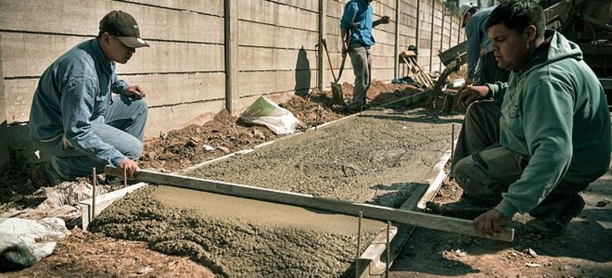 Prosiguen los trabajos de pavimentación de calles y construcción de veredas en Garín y Maquinista Savio