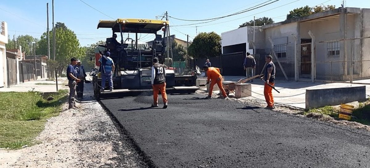 Continúan las obras de pavimentación, bacheo y estabilizado en todo el distrito