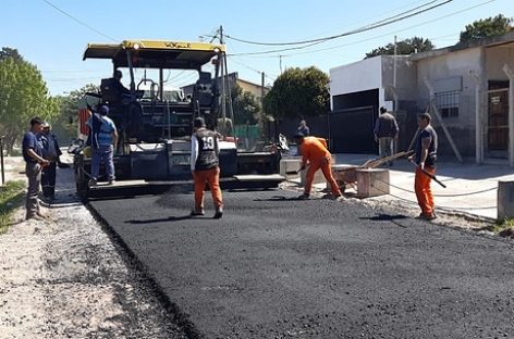 Continúan las obras de pavimentación, bacheo y estabilizado en todo el distrito