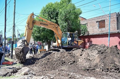 Comenzó la obra hidráulica y de pavimentación de la calle El Jilguero en Maquinista Savio