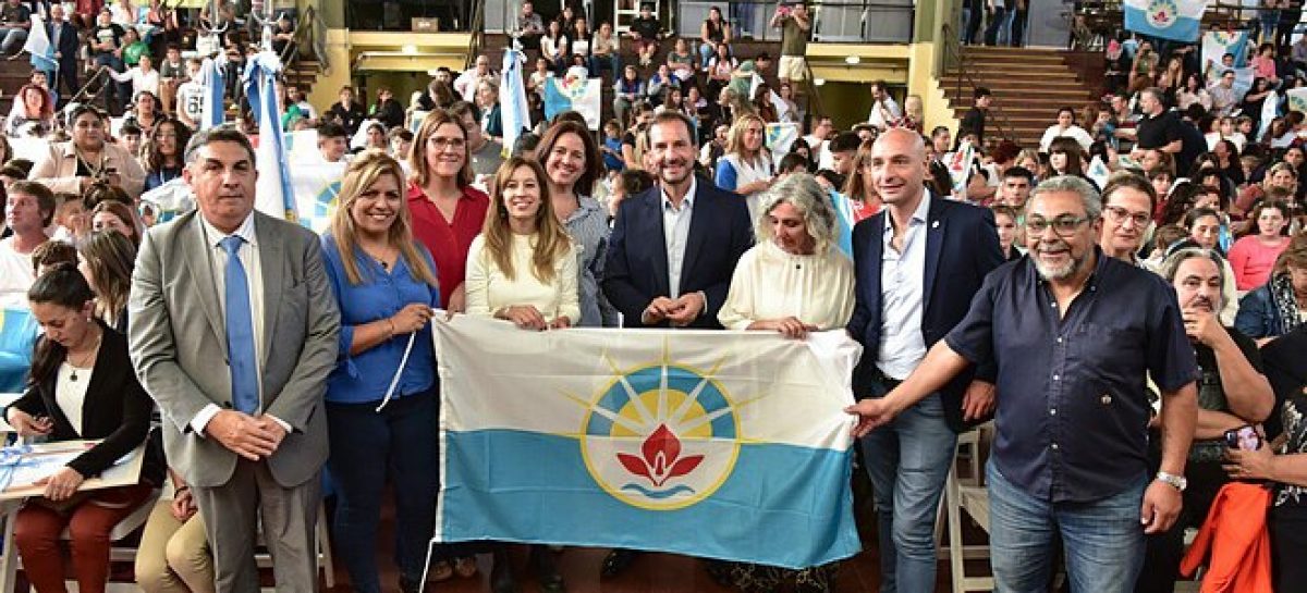 La Municipalidad entregó la bandera de Escobar a 169 escuelas públicas y privadas del distrito