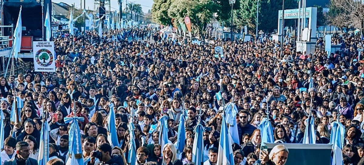 Multitudinario festejo por el 130° aniversario de Garín y el Día de la Bandera