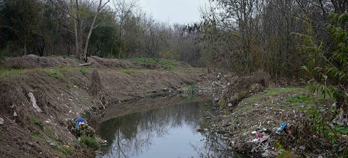 Frente a posibles contingencias climáticas, se llevan adelante trabajos de limpieza en el arroyo Escobar