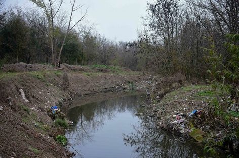 Frente a posibles contingencias climáticas, se llevan adelante trabajos de limpieza en el arroyo Escobar