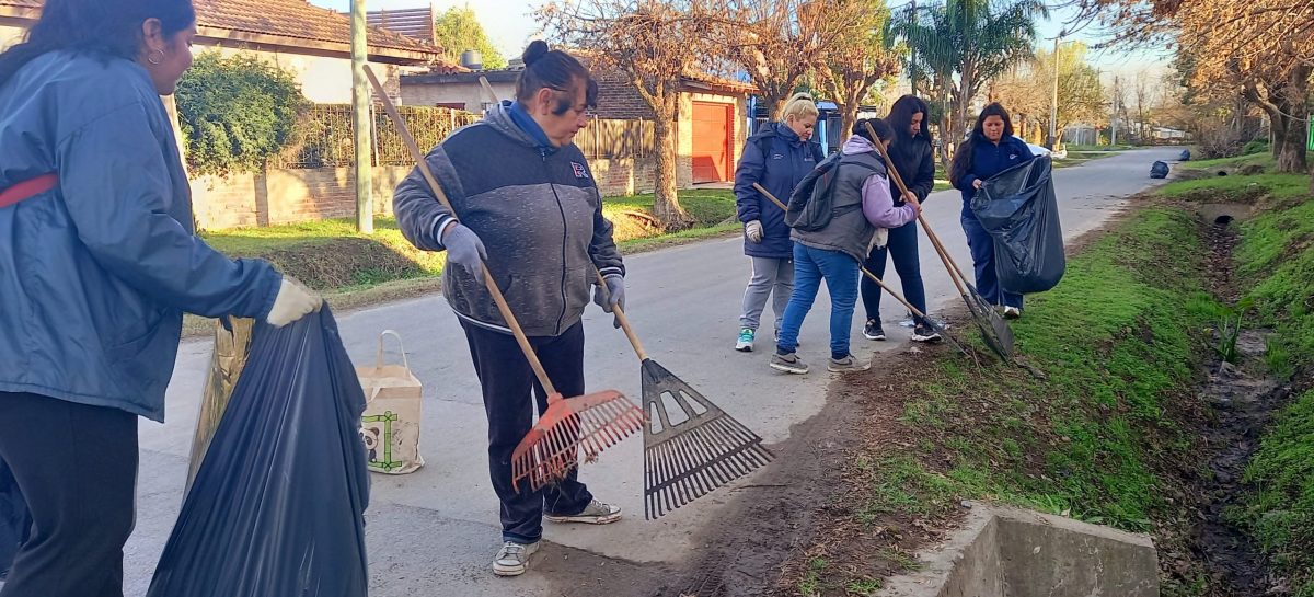 Trabajadoras de Potenciar Trabajo realizan tareas de limpieza en los barrios