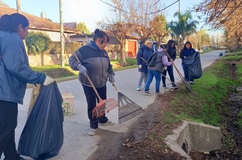 Trabajadoras de Potenciar Trabajo realizan tareas de limpieza en los barrios