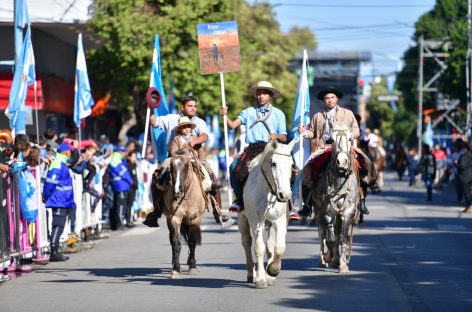 Festejo popular: se viene el tradicional desfile del 25 de Mayo