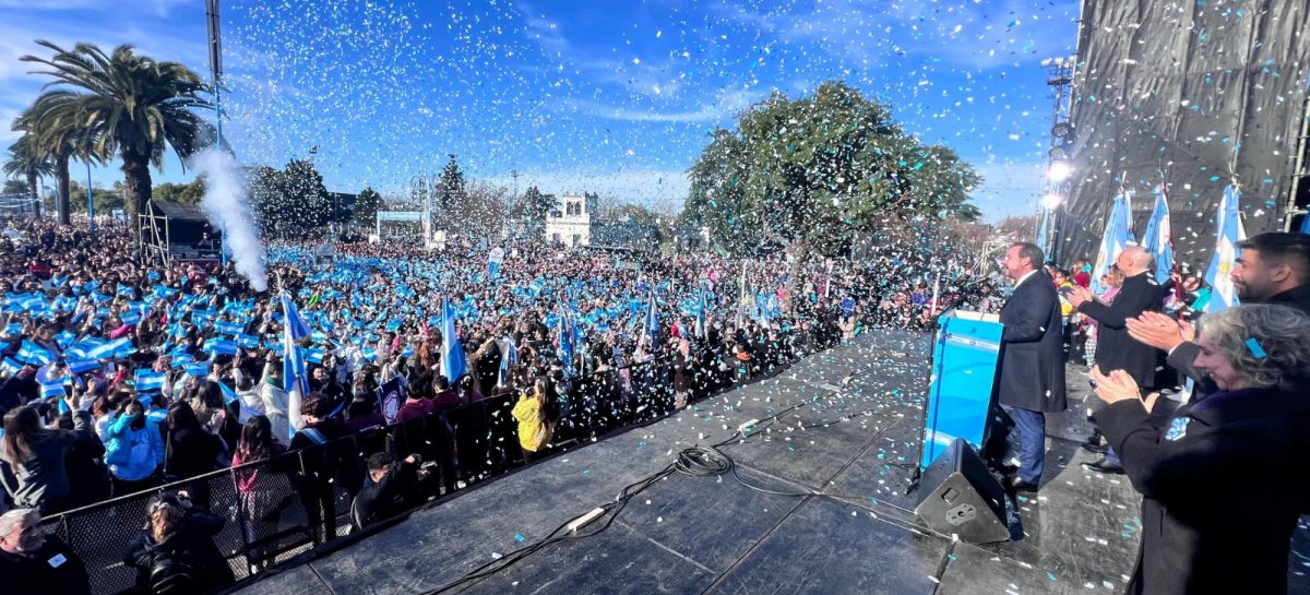 Con un desfile aéreo y un show de Bersuit Vergarabat, Garín celebró su 131° aniversario y el Día de la Bandera