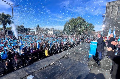 Con un desfile aéreo y un show de Bersuit Vergarabat, Garín celebró su 131° aniversario y el Día de la Bandera