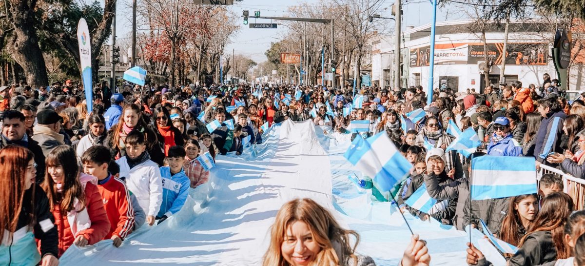 Gran festejo popular por el Día de la Independencia en las calles de Matheu