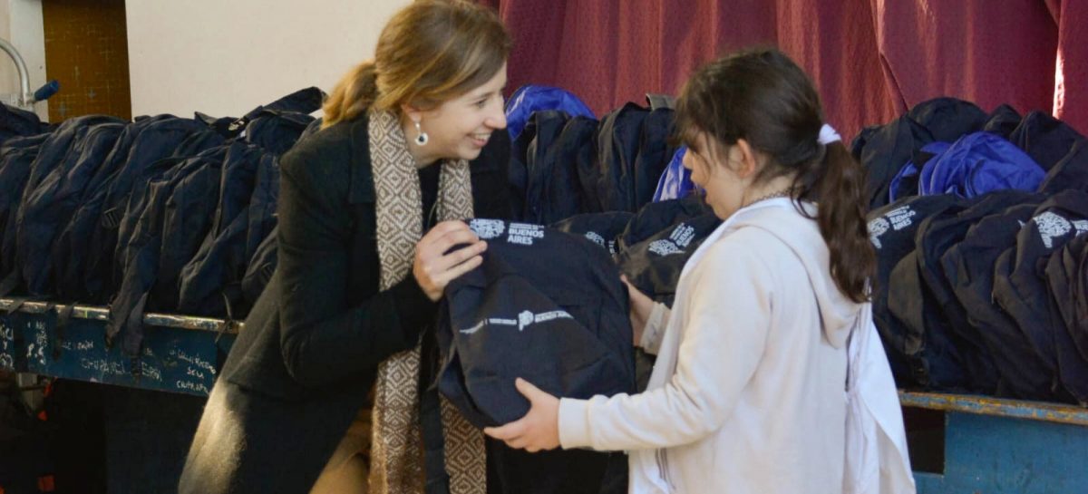 Se entregaron 165 mochilas con útiles escolares en colegios donde funciona el programa Coros y Orquestas Bonaerenses