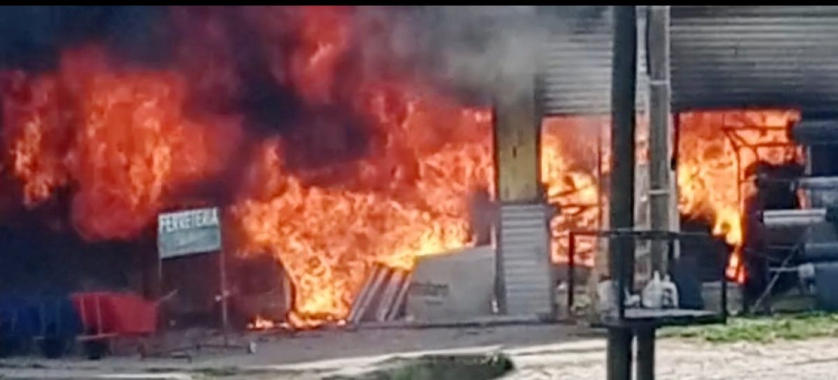 Devastador incendio de una ferretería causó pánico en Bo. Lambertuchi