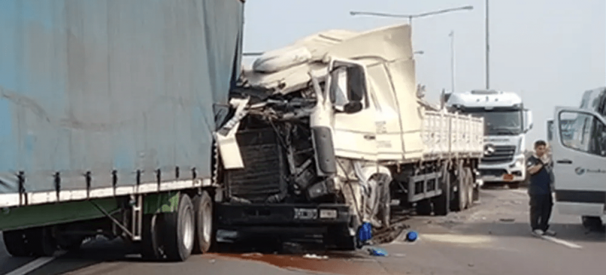 Chocaron dos camiones en Panamericana: un conductor está grave