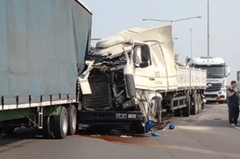 Chocaron dos camiones en Panamericana: un conductor está grave