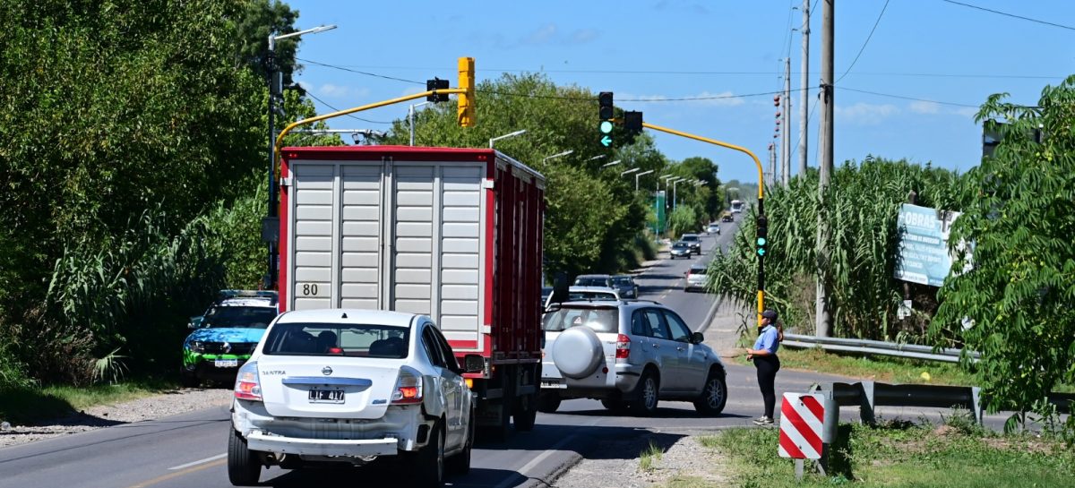 Fortalecimiento de la seguridad vial: La Municipalidad instaló los primeros dos de los veinte nuevos semáforos