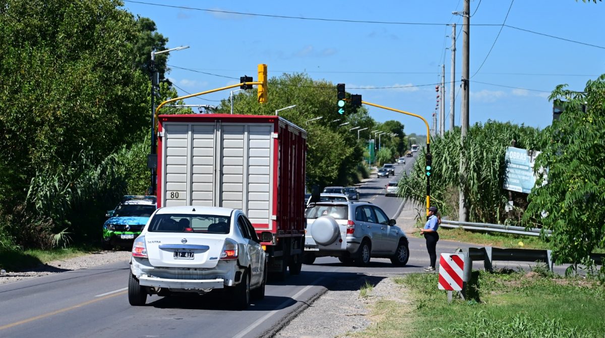 Fortalecimiento de la seguridad vial: La Municipalidad instaló los primeros dos de los veinte nuevos semáforos